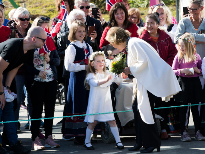 Dronningen fikk en ordentlig god klem av Ella Sørheim (4) da de skulle reise fra Værøy. Foto: Berit Roald / NTB scanpix